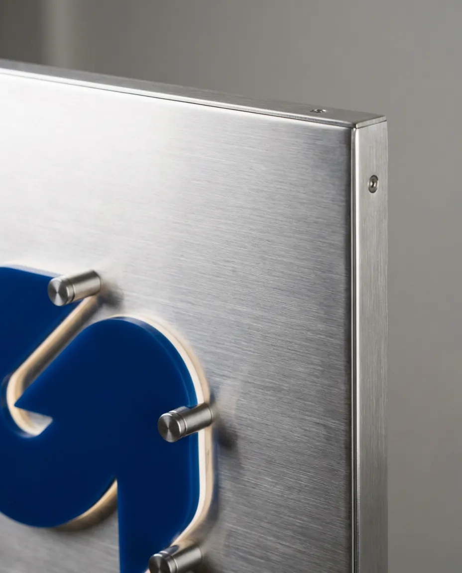Materialvisualisierung einer gebürsteten Edelstahl-Backplate für ein hochwertiges 3D LED Firmenschild.