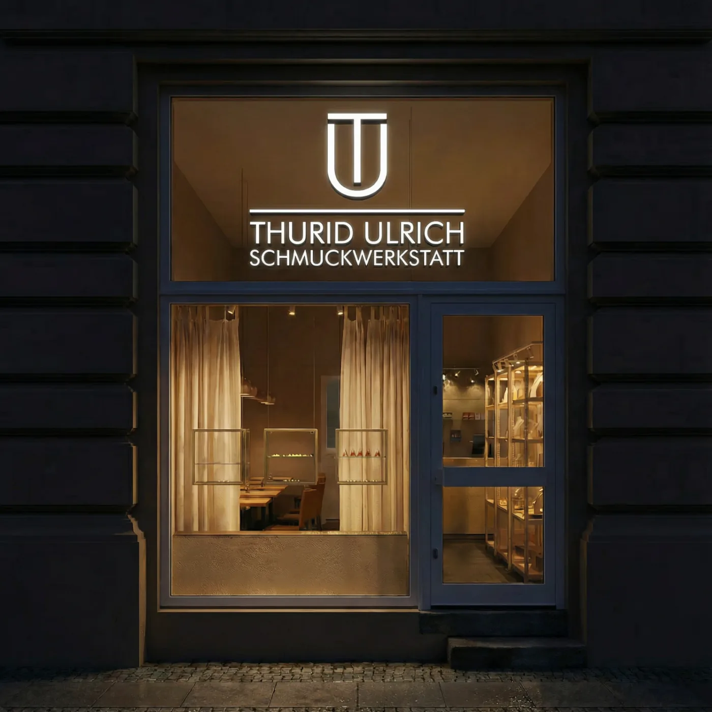 Beispielvisualisierung eines kompakten, beleuchteten Firmenschilds über einem Schaufenster bei Nacht.
